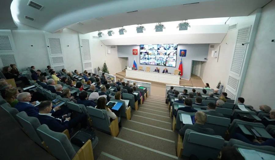 В администрации Правительства Кузбасса произошли кадровые изменения На аппаратном совещании Правительства Кузбасса губернатор Илья Середюк принял ряд кадровых решений В частности отстранен от занимаемой должности начальник департамента электроэнергетики Андрей Герасимцев Зима только началась а проблемы с отключениями электроэнергии и вопросы по отоплению жилых домов от жителей идут регулярно Их отработку считаю неудовлетворительной Впереди зимние месяцы и подход к этой работе мы будем менять подчеркнул Илья Середюк Исполняющая обязанности министра культуры и национальной политики Кузбасса Татьяна Акимова назначена на должность министра Кроме того начальник финансово экономического управления Сергей Трубицын назначен управляющим делами администрации Правительства Кузбасса