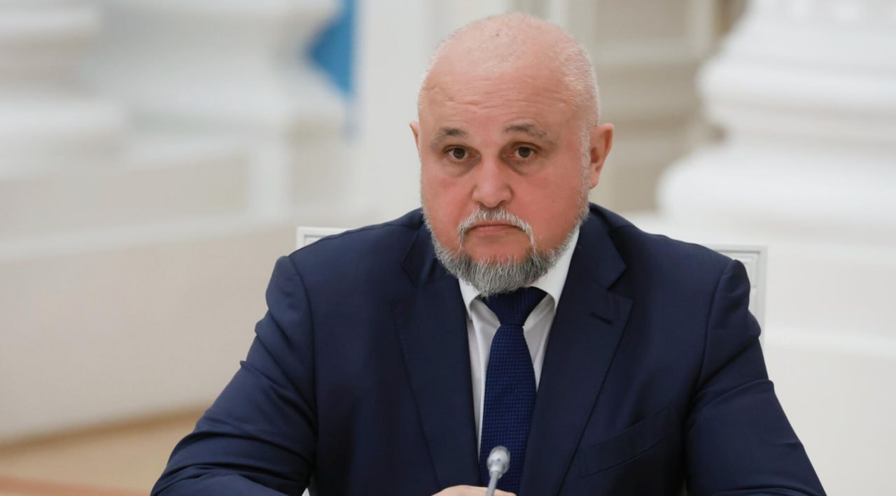 Министр энергетики РФ Сергей Цивилев Россия наращивает взаиморасчеты между странами в национальных валютах Китай оплачивает Газпрому газ рублями и юанями в равных пропорциях Россия планирует наращивать поставки газа в Китай не только по трубопроводам но и в виде сжиженного природного газа СПГ с заводов Арктик СПГ 2 и Сахалин 2 Предложения по мерам поддержки Русгидро рассматривались в ходе совещания по развитию топливно энергетического комплекса которое Владимир Путин провел на полях ВЭФ В числе одобренных решений сохранение моратория на выплату дивидендов компании