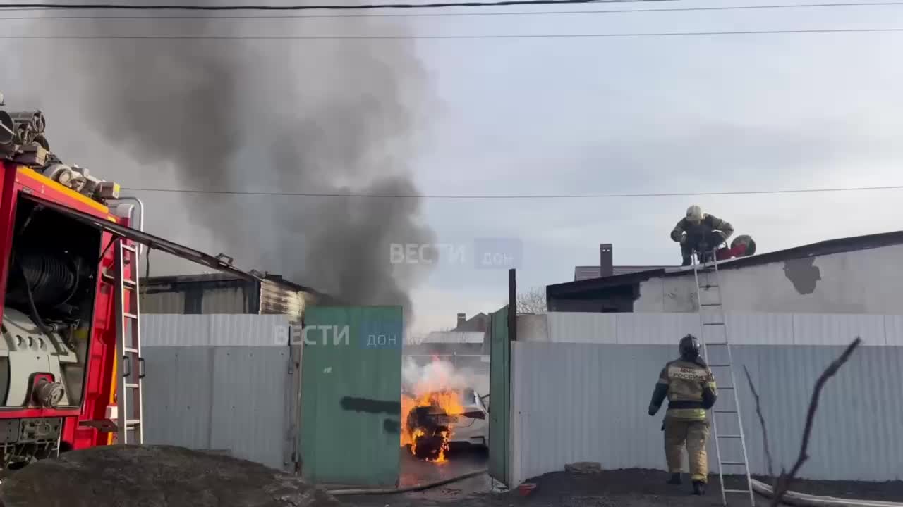 Пожар в автосервисе на улице Доватора в Ростове: тушение продолжается