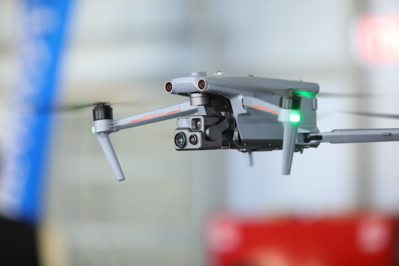 Студенты ДВФУ будут обучать ровесников управлением БПЛА В университете появилась новая студенческая организация объединение РОЙ которое вошло в структуру Патриотического клуба ДВФУ Я горжусь Организация сформировалась на базе студенческого интереса к практической работе с дронами программным обеспечением и технической частью летательных аппаратов Ребята уже провели первое собрание на котором обсудили цели объединения перспективы развития и формат дальнейшей работы Студенты познакомились с профессиональным программным обеспечением для настройки и управления БПЛА изучили устройство аппаратов и обсудили направления практической деятельности  Одним из первых мероприятий организации стал полет на симуляторах БПЛА где каждый мог пройти базовый курс пилотирования дронов Сегодня РОЙ формирует рабочие группы выстраивает образовательный трек и готовится к реализации первых прикладных проектов В планах регулярные практические занятия участие в профильных мероприятиях развитие навыков пилотирования и технической сборки а также интеграция в университетские инициативы где востребованы компетенции в области беспилотных технологий Ягоржусь ДВФУ MAX Rutube ВК