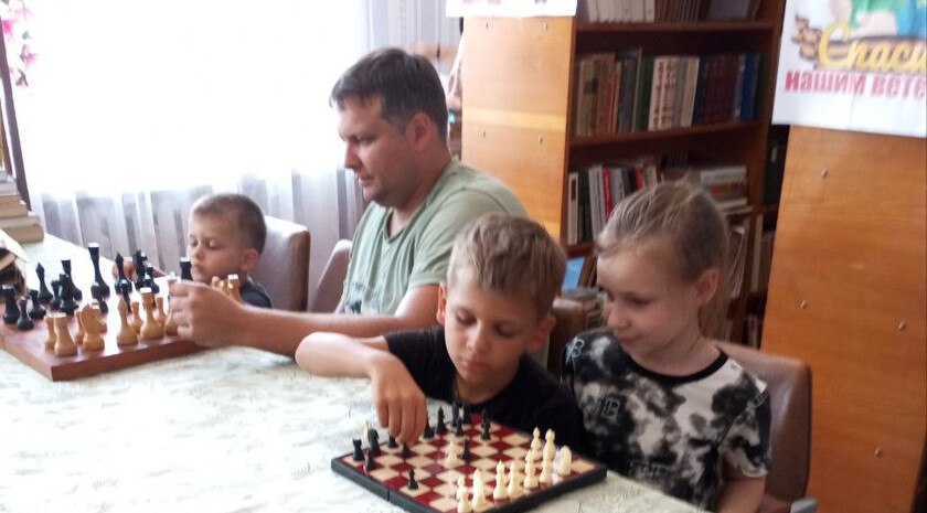 В Николаевке отметили Международный день шахмат    Мероприятие приурочили к празднованию Международного дня шахмат, который отмечают 20 июля в честь основания Всемирной шахматной конференции и Международной шахматной федерации.  «В библиотеке села Николаевка детям рассказали об этой увлекательной игре, ее богатой истории и правилах. В конце мероприятия юные шахматисты получили возможность сыграть пару партий», — отметили в администрации Бердянского округа.  Читать полностью     , VK и ОК и читайте новости на нашем сайте