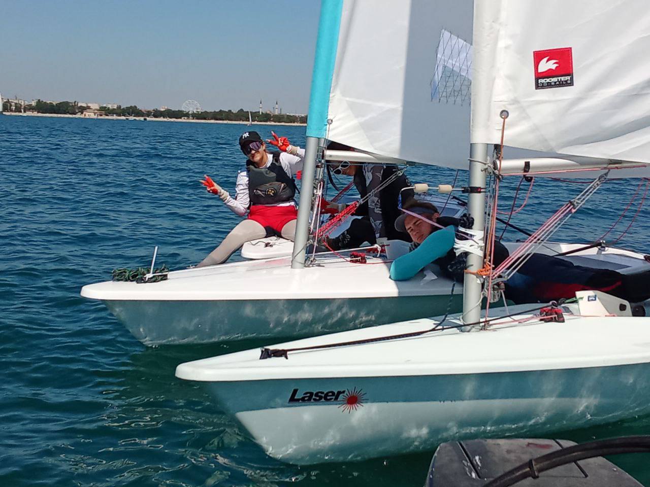 Херсонские яхтсмены завоевали золотые медали на чемпионате Крыма С 15 по 18 августа в Евпатории состоялись Открытый чемпионат и Первенство Крыма по парусному спорту В соревнованиях приняли участие сильнейшие команды из Крыма и Севастополя к которым присоединились спортсмены Херсонской спортивной школы 2 Об этом написал в своем Телеграм канале Губернатор Херсонской области Владимир Сальдо Результаты соревнований херсонская команда завоевала две золотые и две серебряные медали Это достижение стало результатом упорного труда и профессионализма наших спортсменов и тренеров Поздравляю ребят и их наставников Это победа которой гордится вся область Впереди новые регаты и новые вершины поздравил победителей Губернатор Подписывайтесь на официальные паблики Представительства в социальных сетях   Сайт ВК ОК Официальное Представительство Херсонской области в Республике Крым of predstav