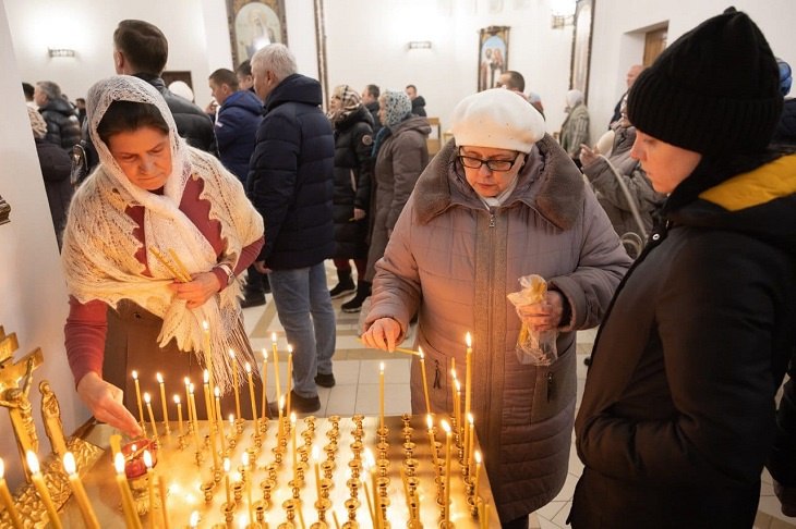 Пока в регионе завершаются последние приготовления ко встрече Рождества, губернатор посетил храм Святого праведного Иоанна Кронштадтского в Волгограде.  Андрей Бочаров поставил свечи и пообщался с настоятелем иереем Олегом Иващенко.   В частности, глава региона обсудил с настоятелем задачи по завершению строительства храмового комплекса.   – Нужно не просто привести здесь все в достойное состояние, это должно стать точкой роста, это должно быть больше, чем просто благоустройство, — подчеркнул губернатор.   Отметим, что при храме Святого праведного Иоанна Кронштадтского в Волгограде работают воскресная школа и библиотека, социальная служба. Здесь создан большой разновозрастный певческий коллектив. Кроме того, приход является инициатором и организатором ежегодного открытого фестиваля-конкурса «Православные святыни Волгограда и Волгоградской области».