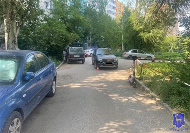 В Самаре легковушка сбила подростка на электросамокате В среду, 11 июня, дв Самаре во дворе дома № 395 на пр. Кирова автомобиль Lada Granta допустил столкновение с электросамокатом под управлением 16-летнего подростка, сообщает ГУ МВД по Самарской области. Фото: ГУ МВД по Самарской области