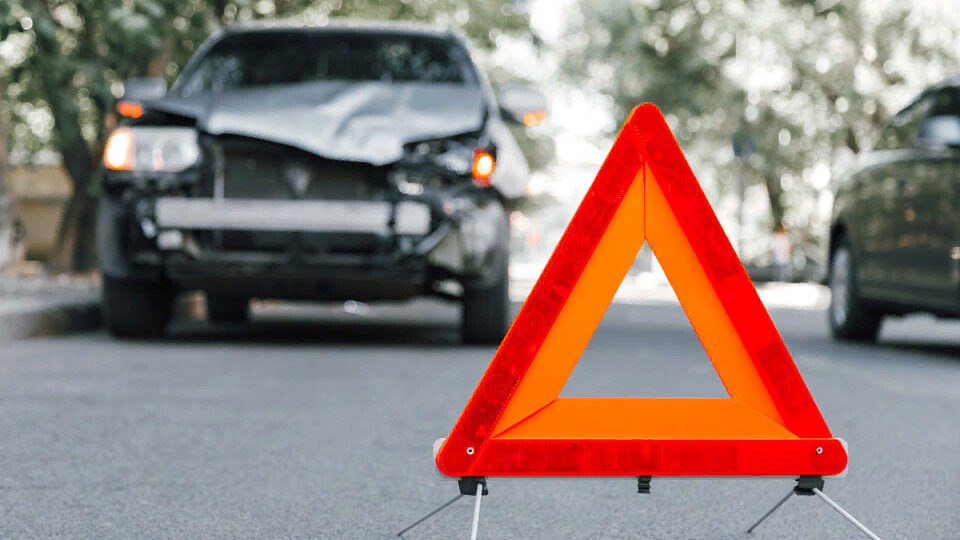 За неделю в ЛНР в ДТП погибли 3 человека и пострадали 28 На неделю зафиксировано 14 столкновений транспортных средств, три наезда на пешеходов, три опрокидывания транспортных средств и два случая наезда на препятствия. 54 водителя ответят за пьяную езду, 73 – за езду без прав, а 71 – за выезд на встречную полосу. Кроме того, за запрещённую тонировку придётся оплатить штраф 117 владельцам транспортных средств. За не предоставление преимущества в движении пешеходам ответят 409 водителей, а за нарушение ПДД – 201 пешеход. Также за езду без ремней наказали 293 человека.