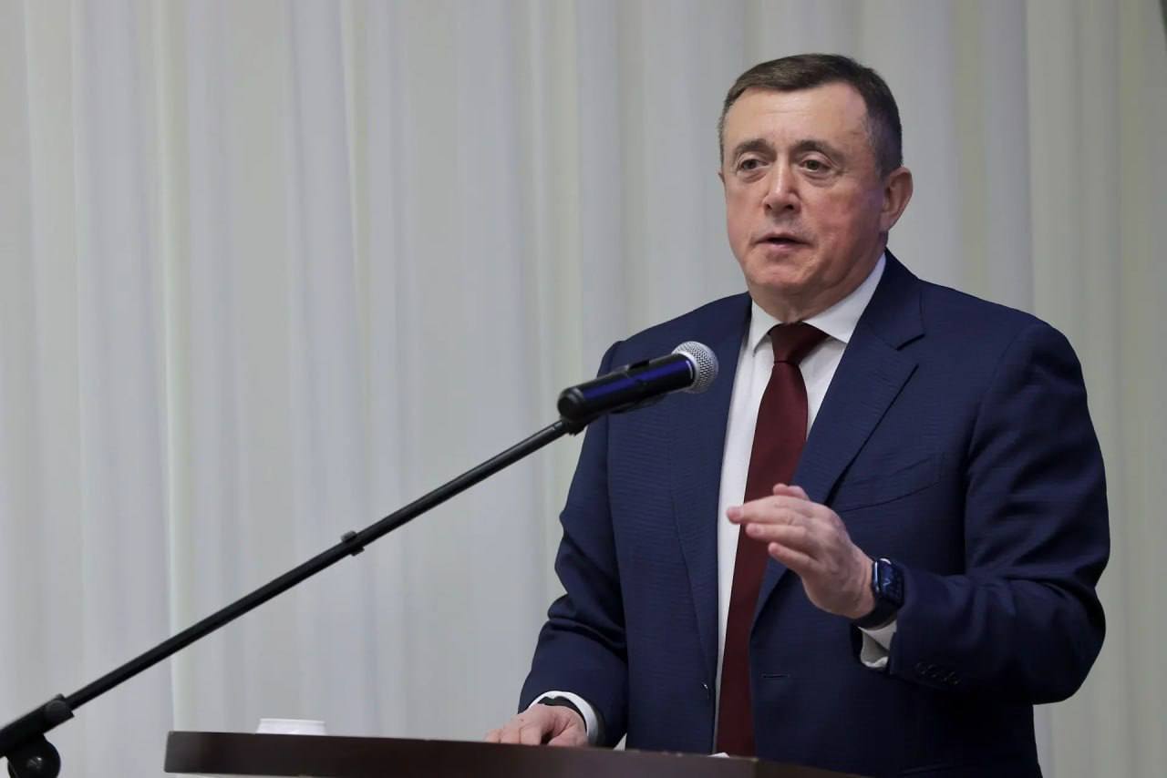 Жизнь на островах меняется новые суда и планы на порты За последние годы пассажиропоток на морских линиях с Курилами вырос вдвое а грузопоток в четыре раза Это стало возможным благодаря выходу на линию двух новых судов Адмирала Невельского и Павла Леонова Губернатор Валерий Лимаренко отметил что вопрос транспортной доступности области сейчас принципиально решён За последние годы серьезно усилили морское сообщение с Курильскими островами На линии работают два новых грузопасссажирских судна Адмирал Невельской и Павел Леонов Пассажиропоток вырос вдвое грузопоток в четыре раза Объем социально значимых грузов за это время увеличился на 40 процентов сказал Валерий Лимаренко