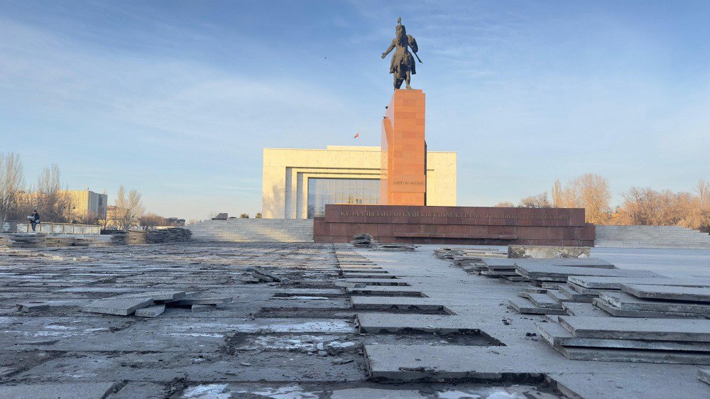 С площади Ала-Тоо временно уберут памятник Манасу. Начаты работы по реконструкции монумента.