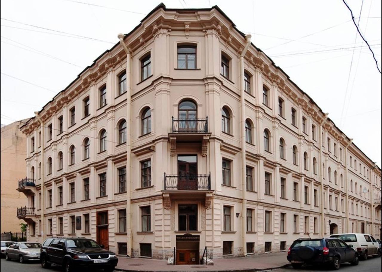 В День памяти Фёдора Достоевского попасть в мемориальный музей писателя можно будет бесплатно 9 февраля Музей Достоевского будет открыт для посетителей бесплатно Посещение будет организовано по сеансам каждые 30 минут а сам билет надо будет приобрести заранее в кассе центральный РК center peterburga