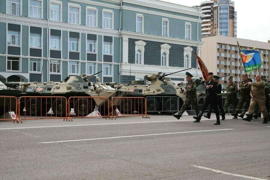 В Благовещенске два дня будет работать выставка военной техники. Она приурочена к 80-летитю со Дня Победы в Великой Отечественной войне, сообщили в городской администрации. Машины установят в самом центре города. Машины будут стоять 8 и 9 мая на улице Островского около мэрии. Два года назад на такой же выставке можно было увидеть модернизированные танки, бронетранспортеры, БМП, грузовики и другие самые современные машины, которые сегодня стоят на вооружении армии России.
