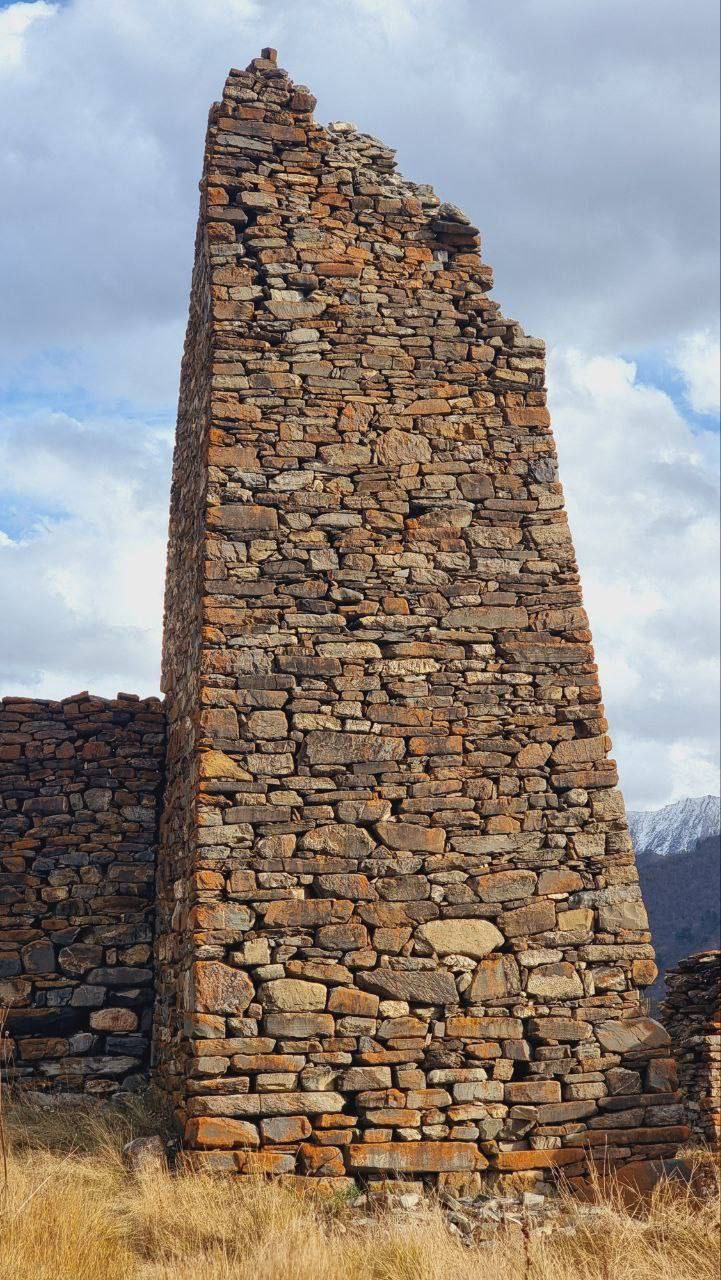 В связи с появившейся в социальных сетях информацией о частично развалившейся башне Дарчиевых в с Лисри Алагирского района Комитет сообщает что разработана проектно сметная документация не только на башню Дарчиевых на весь архитектурный комплекс с Лисри В следующем году планируется начать реставрационные работы в рамках федеральной программы Развитие СКФО на 2026 2029 годы