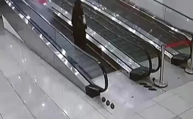 В Челябинском ТРК Алмаз произошел инцидент с тележками, пострадала покупательница