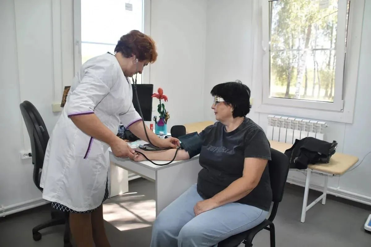 Итоги работы автопоезда Забота и здоровье С февраля по ноябрь передвижная клиника посетила 36 населённых пунктов Рязанской области Медицинские бригады осмотрели около четырёх тысяч человек На месте врачи проводят консультации делают ЭКГ флюорографию и другие обследования Не у всех жителей особенно в удалённых населённых пунктах есть возможность приехать в поликлинику или больницу чтобы пройти полное обследование Поэтому медики выезжают в отдаленные районы В ходе выездов диагностируют разные заболевания в том числе сердечно сосудистые болезни и онкологию Например в этом году медики выявили девять случаев злокачественных новообразований и оперативно приступили к лечению Также помогают специалисты и студенты из отрядов РязГМУ которые на выездах приняли более тысячи пациентов Вместе с врачами на выездах работают и специалисты из других сфер они консультируют жителей по вопросам социальной поддержки оформления выплат переобучения и юридической помощи Каждое заболевание выявленное на ранней стадии и своевременное лечение это спасённая жизнь В следующем году автопоезд Забота и здоровье обязательно продолжит свою работу Подписывайтесь на мой канал в МАХ