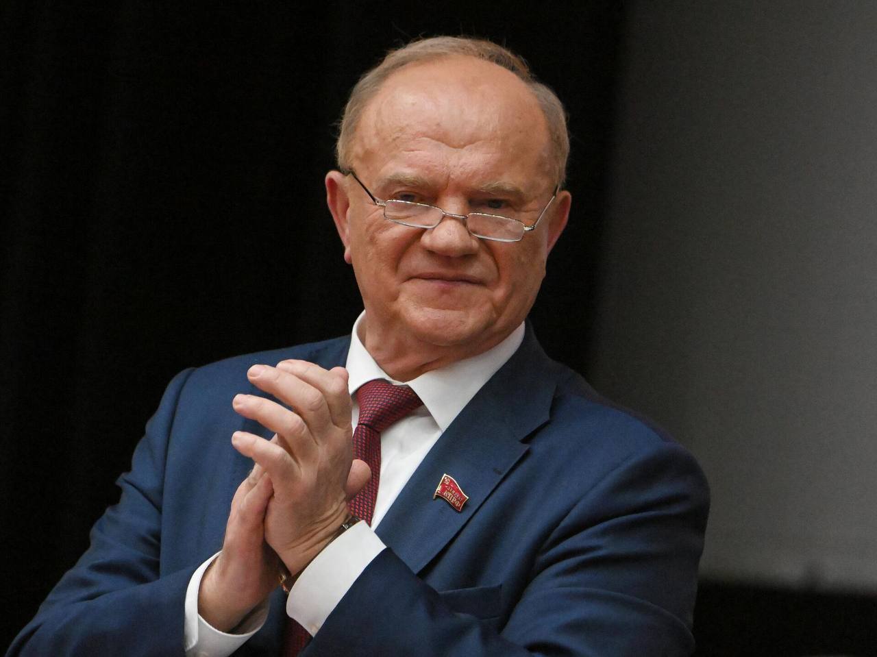 Александр Лукашенко поздравил с днем рождения председателя ЦК Компартии РФ Геннадия Зюганова Белорусский лидер отметил плодотворную деятельность Зюганова по усилению внутренней стабильности, экономической мощи и международного авторитета России, назвал ее "высоким примером беззаветного служения Отечеству". "Будучи убежденным патриотом, верным идеалам интернационализма и социального прогресса, Вы вносите неоценимый вклад в дело укрепления дружбы между нашими братскими народами", – говорится в поздравлении.