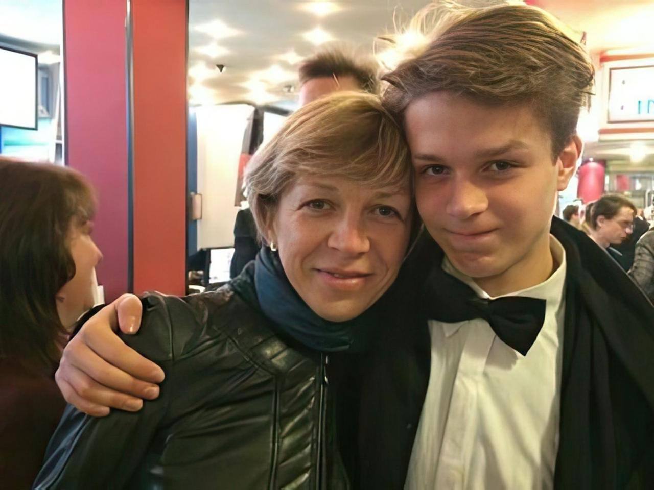 Мама Глеба Калюжного поделилась видео с проводов сына в армию. В квартире 26-летнего актёра собрались родственники и близкие друзья. Встречали призывника с народной песней «Как родная меня мать провожала». Несколько дней назад Super удалось пообщаться с Глебом Калюжным и узнать, в каких войсках он хочет служить и какие у него планы после дембеля.