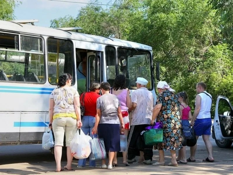 Ростовская область подтвердила планы по переходу на брутто контракты в пассажирских перевозках Об этом врио губернатора Юрий Слюсарь рассказал на пресс конференции Пилотным проектом который запустят в 2026 году станут маршруты проходящие через садовые товарищества Почему именно они Глава региона объяснил что это одна из самых проблемных зон с точки зрения транспортной доступности для жителей Что такое брутто контракт Это система при которой перевозчик получает фиксированную плату за каждый выполненный рейс а не за количество проданных билетов Это позволяет гарантировать движение транспорта по всем социально важным маршрутам даже если они изначально убыточны Бюджет На проект уже заложено 15 6 млрд рублей Кроме того Слюсарь анонсировал большую работу по актуализации всей маршрутной сети области с учетом новых жилых комплексов и предприятий domostroyrf