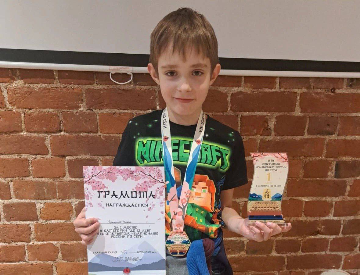 Петербургский школьник победил на открытом чемпионате России по японским шахматам Ученик школы № 65 Выборгского района Санкт-Петербурга Павел Чернышёв выиграл на XIX открытом чемпионате России по сёги. Звание чемпиона разыгрывалось по модифицированной олимпийской системе между шестнадцатью сильнейшими участниками. В турнире приняли участие сорок человек из Москвы, Минска, Санкт-Петербурга, Сергиева Посада и Владивостока. Фото: Выборгский район Санкт-Петербурга Вечерний Санкт-Петербург