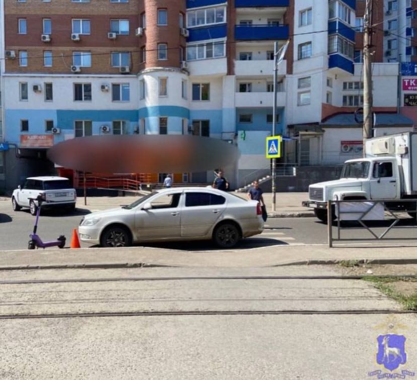 В Самаре 18-летний водитель самоката не уступил дорогу при перестроении и был сбит 57-летним водителем Skoda. Юный исследователь дорожного движения был отправлен в больницу. ГУ МВД России по Самарской области ПОДПИСАТЬСЯ