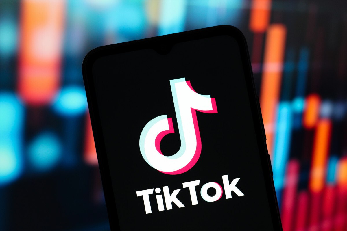 Объём рекламы в TikTok в России может достичь 15 млрд рублей в 2025 году Доля платформы в инфлюенс маркетинге вырастет с 3 до 15 несмотря на ограничения Доля TikTok в российском инфлюенс маркетинге по итогам 2025 года может составить 15 а объём рекламных бюджетов на платформе достичь 15 млрд рублей В 2024 году доля оценивалась всего в 3 Спрос на рекламу у блогеров в TikTok за январь август 2025 года вырос на 6 Наиболее востребованными нишами стали beauty fashion продукты питания медицина и автотовары По прогнозам до конца года из запрещённого в РФ Instagram Meta в TikTok будет перенаправлено более 390 млн рублей рекламных средств Наши соцсети taplink cc themoscowpost