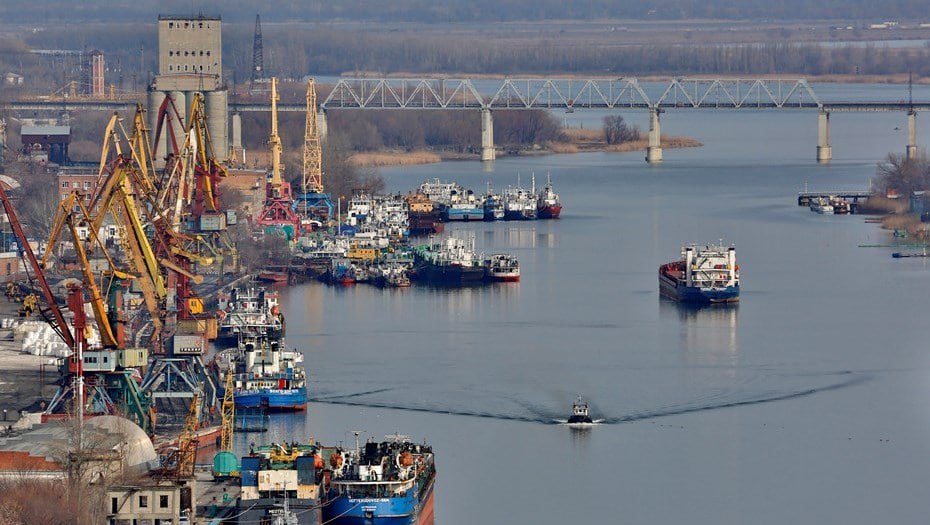Перенос Ростовского порта на левый берег планируют завершить к концу 2027 года  Мощности АО «Ростовский порт» планируют перенести из центра столицы региона на левый берег Дона к концу 2027 года, а к концу 2025 года — подготовить проектно-сметную документацию. Об этом сообщает ТАСС со ссылкой на врио губернатора Ростовской области Юрия Слюсаря.    По словам господина Слюсаря, инвестиции в проект составят порядка 1,5 млрд руб. Его реализуют в два этапа за счет собственных средств порта. Уточняется, что изначально завершить перенос планировали в феврале — марте 2026 года.     Подписаться на "Новости Ростова"    Прислать новость
