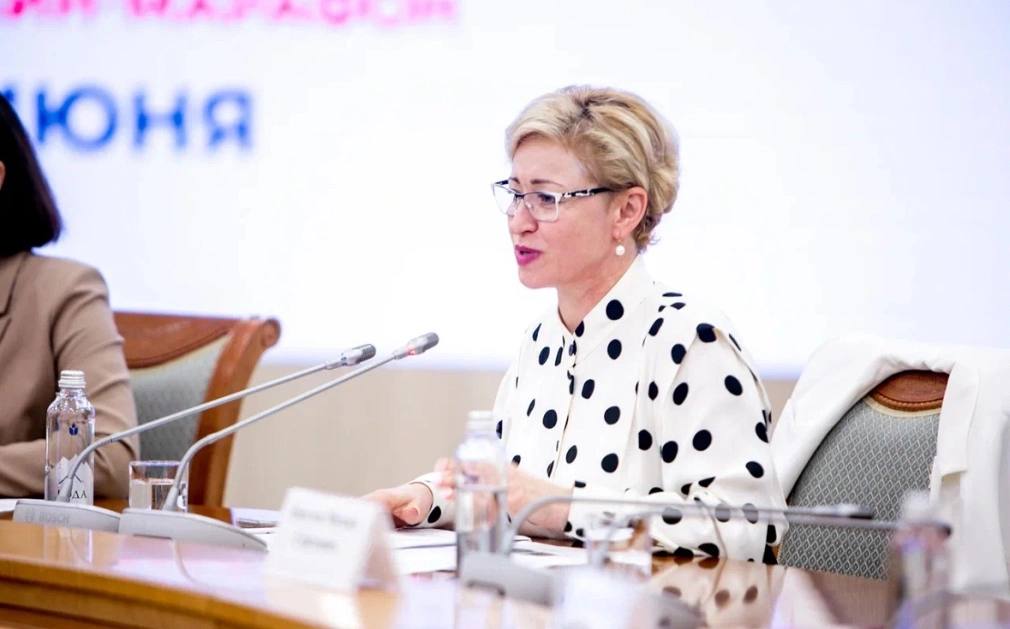 Ленара Иванова покидает пост главы Минтруда Башкирии Глава Минтруда Башкирии Ленара Иванова покидает должность после 15 лет работы Об этом сообщил глава региона Радий Хабиров на оперативном совещании в правительстве Мы договорились Ленара Хакимовна у нас переходит на работу в Государственное Собрание в дальнейшую законотворческую деятельность С таким огромным опытом надо действительно туда переводить Огромные слова благодарности сказал он Министром семьи труда и социальной защиты населения будет назначена Ольга Кабанова С 2019 года она занимала пост первого замминистра Ленара Иванова возглавила Минтруд в 2010 году С 2019 по 2021 год она совмещала пост с должностью вице премьера регионального правительства РБК Уфа в Telegram РБК Уфа в MAX