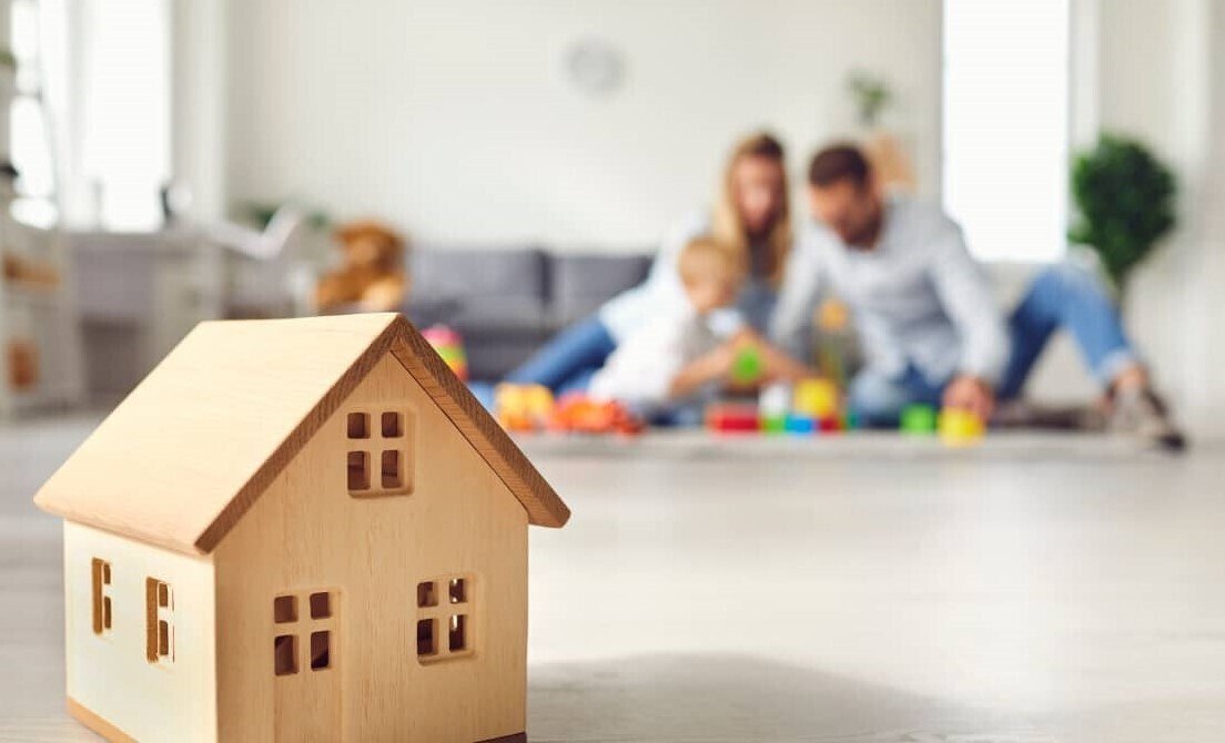 В следующем году более 300 амурских семей смогут получить до миллиона рублей на погашение ипотеки На эти цели из областного и федерального бюджетов предусмотрено свыше 187 миллионов рублей Это позволит получить госпомощь 340 многодетным семьям Данная поддержка действует в регионе с 2024 года и уже хорошо зарекомендовала себя В прошлом году ею воспользовались 156 амурских семей а в 2025 году помощь от государства получили в два раза больше получателей 326 Мы уверены что такая поддержка положительно скажется на бюджете семьи отметила министр социальной защиты населения Амурской области Наталья Киселёва Напомним на погашение ипотечного кредита амурчане могут получить 450 тысяч рублей из федерального бюджета и еще 550 тысяч из областного На региональную выплату вправе рассчитывать многодетные семьи которые проживают на территории Приамурья Подробнее clck ru 3QrU3b Фото rutube ru