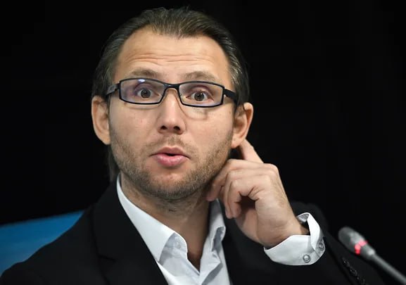 Представитель Сбера официально вошел в состав международной научной группы по искусственному интеллекту при ООН им стал Андрей Незнамов управляющий директор Центра регулирования ИИ Сбербанка В ООН официально признали что без российской экспертизы и моделей обученных на нашей культуре по настоящему глобальный диалог не построить Назначение уже подтвердил генсек Антониу Гутерриш techmedia