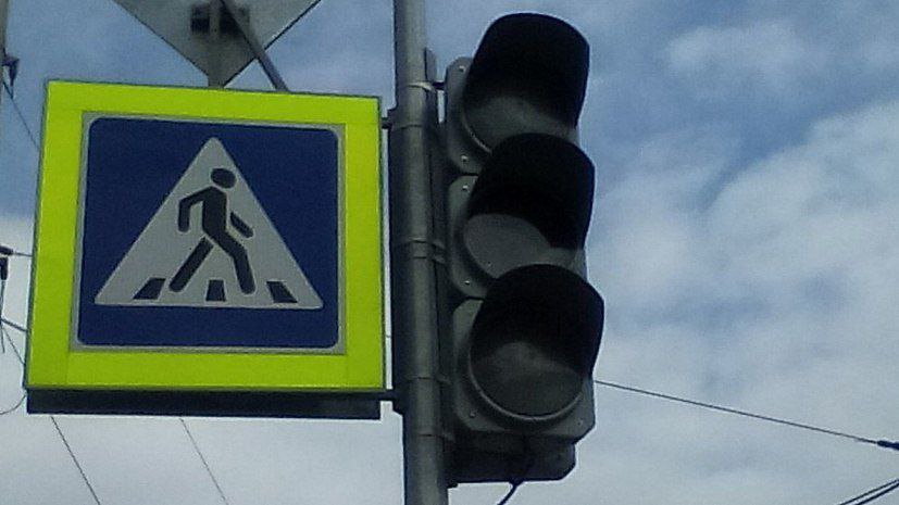 Светофоры на двух перекрестках в Южно-Сахалинске потухли из-за отключения электроэнергии В связи с плановым отключением электроэнергии ориентировочно до 16:30 не работают светофорные объекты на пересечениях: улица Горького — улица Пограничная; улица Горького — улица Емельянова. просит водителей быть внимательнее при проезде перекрестков. ——— : Прислать нам новость: