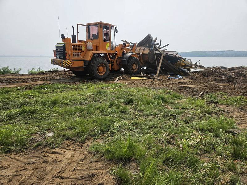 Дорожники Владивостока вывозят с городских улиц незаконные объекты. Сразу несколько самовольно установленных на пляжной территории бухты Аякс беседок пошли под снос на прошлой неделе. Отсюда же муниципальная служба вывезла шлагбаум и другие незаконные строения. На этой неделе убрали разукомплектованные автомобили, которые долгое время стояли в районе Нейбута, 43 и Черняховского, 19. #ДорогиВладивостока