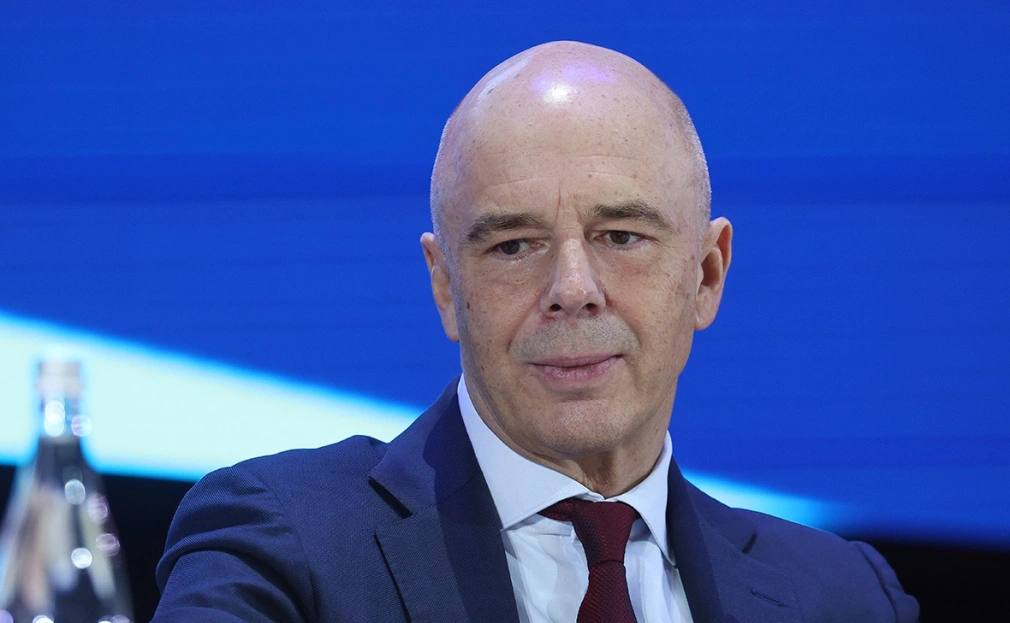 Министр финансов Антон Силуанов заявил что эра углеводородного сырья для России подходит к концу и стране необходимо готовиться к переходу на новые двигатели экономики Выступая на международном форуме Финансового университета Россия образ будущего он подчеркнул что время нефти и газа постепенно сокращается сообщает ТАСС Он добавил что России нужно переходить на новые технологии и виды переработки углеводородов готовя экономику к грядущим изменениям Министр выделил искусственный интеллект как ключевой тренд мировой экономики Понятно что искусственный интеллект выходит на передовую В экономике сейчас борьба за то кто достигнет наибольшего участия искусственного интеллекта во всех сферах жизни от экономики и медицины до военной составляющей Силуанов отметил что страны которые достигнут передовых позиций в развитии ИИ будут более успешными в будущем По его словам российское правительство уже работает над подготовкой экономики к этим изменениям и переходу на новые технологические рельсы Фото Андрей Любимов РБК РБК в Telegram и MAX