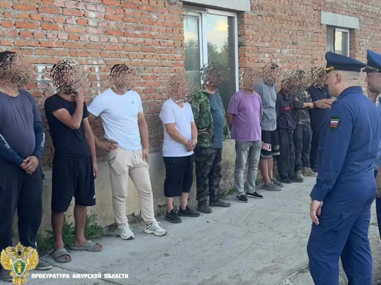 Трудовых мигрантов с кирпичного завода выдворят за пределы России Правоохранители Амурской области выявили незаконных трудовых мигрантов в Благовещенском округе. На территории кирпичного завода трудились 16 иностранцев, нарушивших российское законодательство, сообщили в прокуратуре региона. Сотрудники подразделений регионального управления МВД привлекли нарушителей к административной ответственности. Им назначены штрафы на общую сумму 32 тысячи рублей. Кроме того, 11 лиц будут выдворены за пределы России. Прокурор Благовещенского района в отношении работодателя возбудил дело об административном правонарушении по статье "Незаконное привлечение к трудовой деятельности иностранного гражданина или лица без гражданства". Кроме того, прокуратура Приамурья направила в полицию материалы проверки для решения вопроса об уголовном преследовании лица в связи с фиктивной постановкой на учет троих иностранцев. На основании этих материалов возбуждено уголовное дело по ст. 322.3 УК РФ. ТЕЛЕПОРТ.РФ – здесь все об Амурской области Написать нам