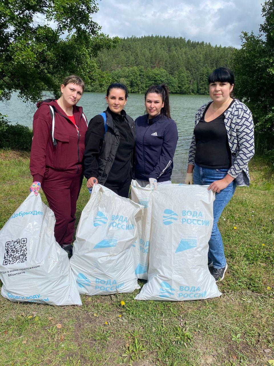 В Ульяновской области продолжают приводить в порядок береговую линию водоёмов в рамках всероссийской акции «Вода России» В июне на Юловском озере прошло три мероприятия по сбору мусора, в которых приняло участие более 70 человек. Результат — от мусора очистили более 2,5 км берега. Всего в этом году в регионе проведут более 130 субботников на водных объектах. Принять участие в них могут все желающие. Для этого необходимо зарегистрироваться на официальном сайте: берегдобрыхдел.рф.