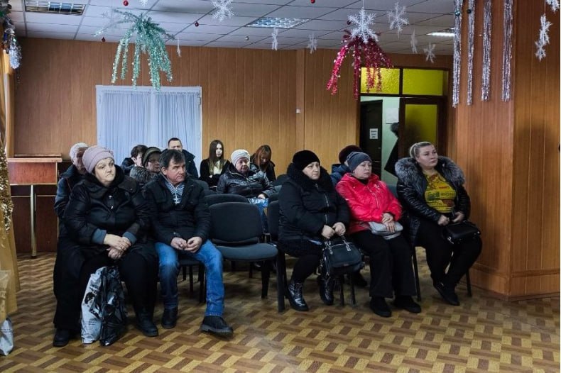 Очередная встреча с членами семей погибших участников СВО прошла в Червонопартизанске  В понедельник, 16 декабря, в Червонопартизанске состоялась встреча начальника управления по обеспечению жизнедеятельности города Елены Иванниковой и координатора филиала Государственного фонда поддержки участников специальной военной операции «Защитники Отечества» по ЛНР с семьями погибших бойцов.  Елена Юрьевна поинтересовалась, как решаются вопросы с оформлением необходимых документов, получением положенных выплат, бытовые проблемы. Вместе с присутствующими она обсуждала, в каком месте в будущем лучше сделать Аллею Славы, рассказывала о планах по благоустройству Червонопартизанска. Родители и вдовы попросили организовать для них встречи с депутатами и юристом.  Представитель фонда «Защитники Отечества» кратко сообщила о новшествах в законодательстве, касающихся семей погибших участников СВО, возможностях по оздоровлению. И пригласила обращаться за помощью, спрашивала, как продвигаются дела у тех, кто уже к ним приходил.