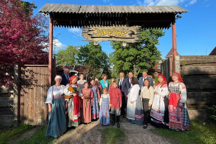 Админка Ленобласти  ‍  Три ленинградских заявки победили в конкурсе Минсельхоза РФ на гранты по развитию сельского туризма.   Это проекты фермеров Ирины Ивановой –   туристическая база «Врево» в Лужском районе, Александра Кима  «Наша ферма» и Ольги Безгиной  «Ели-млели в Алеховщине» — оба проекта из Лодейнопольского района.   «Грант на агротуризм даёт возможность фермерским хозяйствам повысить рентабельность производства, расширить спектр услуг. Фермеры сохраняют наши территории, они создают в удалённых уголках области производства, рабочие места, а туристические проекты дадут дополнительный импульс развитию районов», — прокомментировал зампред правительства Ленобласти по АПК Олег Малащенко.   Фермеры получат 30 млн рублей на проекты по строительству гостевых домов для отдыха любителей природы и фермерской... подробнее на канале: Админка Ленобласти @