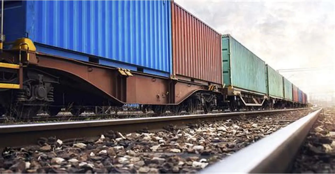 Железнодорожные перевозки в Донбассе и Новороссии выросли почти на 2 в 2025 году По итогам 2025 года железнодорожные грузоперевозки в ДНР ЛНР Запорожской и Херсонской областях увеличились почти на 2 Общий объем транспортированных грузов по железнодорожной сети составил 21 66 миллиона тонн Об этом сообщает Минтранс России Объем перевозок по железным дорогам четырех исторических регионов Донецкой и Луганской народных республик Запорожской и Херсонской областей составил 21 66 млн тонн грузов Показатель превысил плановый на 2 4 Погрузка перевыполнена на 3 1 к плану и на 1 9 выше уровня 2024 года говорится в сообщении  Основу железнодорожных перевозок традиционно составили каменный уголь рудное сырье черные металлы и флюсы ВАРМСУ СМО ДНР Подписывайтесь ВАРМСУ СМО ДНР Подписывайтесь