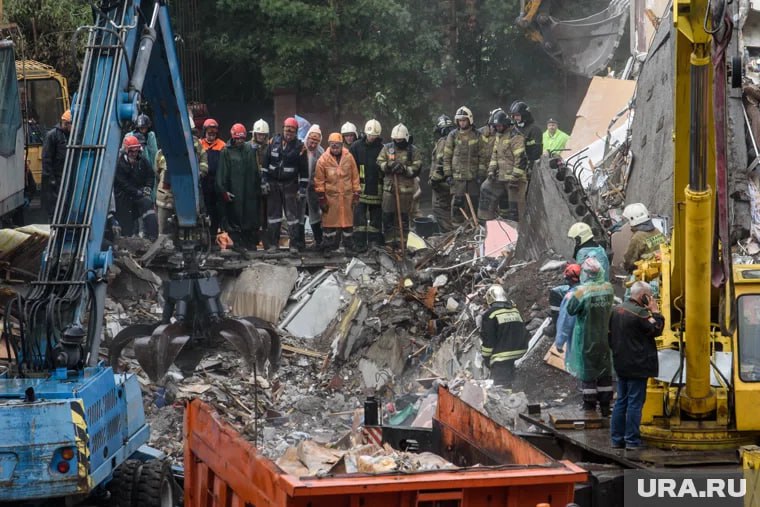 Более 500 тысяч отсудила женщина после взрыва в пятиэтажке в Нижнем Тагиле Она застраховала ремонт в квартире на 700 тысяч но ей отказали в выплате сославшись на компенсацию от городской администрации Суд встал на сторону женщины Суд встал на сторону женщины Выяснилось что выплаты от города не покрывали ущерб отделке При этом деньги были выделены не из за взрыва а в связи с изъятием жилья для городских нужд В итоге Дзержинский районный суд обязал компанию выплатить 363 722 рубля по договору страхования 5 тысяч за моральный вред и 184 361 рубль штрафа за нарушения прав потребителя Напомним взрыв прогремел 11 августа 2024 года в доме 81 на улице Сибирской в результате трагедии погибли 11 человек Позже аварийное здание было снесено Подписаться   Дать буст