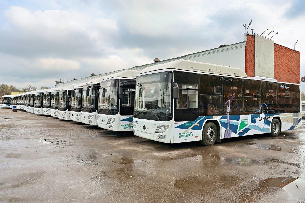В Самару приехали новые большие автобусы Lotos 105 C02 Совсем скоро они выйдут на городские маршруты Каждый автобус рассчитан 92 пассажира есть кондиционер обогреватели и USB слоты для зарядки  Как думаете это улучшит ситуацию с транспортом в нашем городе