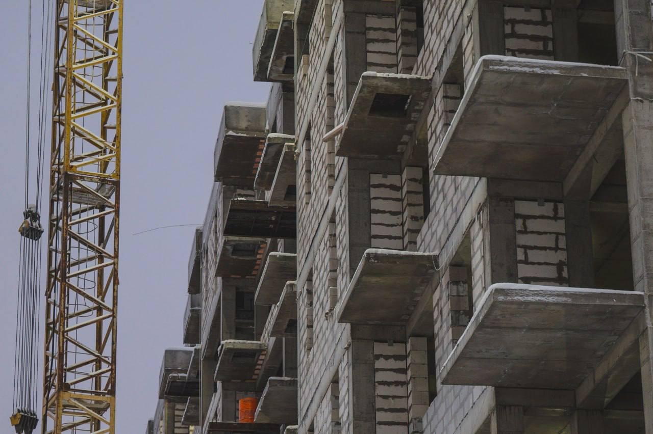 Ввод жилья в Мурманской области вырос в 3 3 раза С 2019 года объем ввода жилья в регионе увеличился более чем втрое а индивидуального в пять раз Основной вклад внесли льготные ипотечные программы Арктическая и Семейная Ими уже воспользовались 2300 семей получив финансирование свыше 7 7 млрд рублей С декабря Арктическая ипотека распространяется на вторичный рынок в городах с ограниченным строительством В регионе возводится 20 многоквартирных домов 625 квартир уже проданы Спрос на жилье подтвержден и программой Свой дом в Арктике с 2022 года в Заполярье построено или приобретено 1276 домов Подписаться Прислать новость