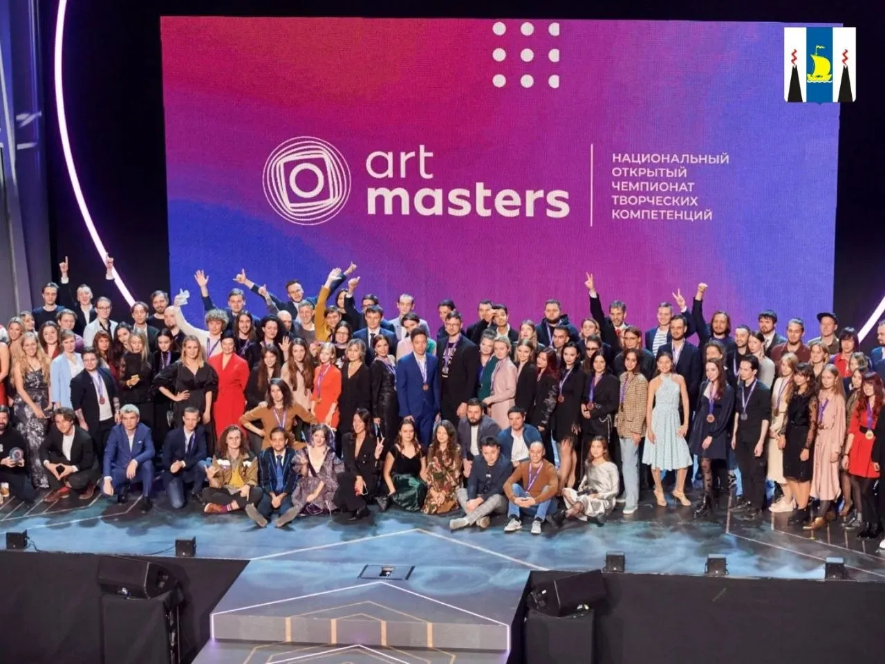 Сахалинцев пригласили к участию в чемпионате творческих компетенций ArtMasters Молодые специалисты от 14 до 35 лет могут подать портфолио для участия в VII сезоне чемпионата творческих компетенций ArtMasters Всего представлено 20 компетенций от дизайна и музыки до кино и цифрового искусства Регистрация пройдет до 30 апреля подать заявку можно на artmasters ru В преддверии окончания регистрации на чемпионат на Дальнем Востоке усилили подготовку участников Для креативных молодых людей команда международного фестиваля анимационного кино Анимур проводит мастер классы презентации и консультации с экспертами студий Рокотеска Мечталет и Зеленые камнеежки Встречи с потенциальными конкурсантами прошли в Хабаровском колледже культуры и Полигоне креативных компетенций ребятам помогли прокачать портфолио и понять тонкости индустрии Уровень вовлеченности дальневосточников показывает что интерес к анимации и креативным профессиям растет Кроме того начинающих специалистов поддерживают и сопровождают на старте И ArtMasters один из крупнейших чемпионатов для молодых специалистов в области дизайна музыки кино театра цифрового искусства и медиа В 2026 году финалы компетенций Художник аниматор и Драматург проведут в Хабаровске Общий призовой фонд конкурса составит 37 2 миллиона рублей а участие в нем бесплатное При этом участники чемпионата получают сертификаты до 750 000 рублей стажировки реальные проекты и баллы для поступления в вузы