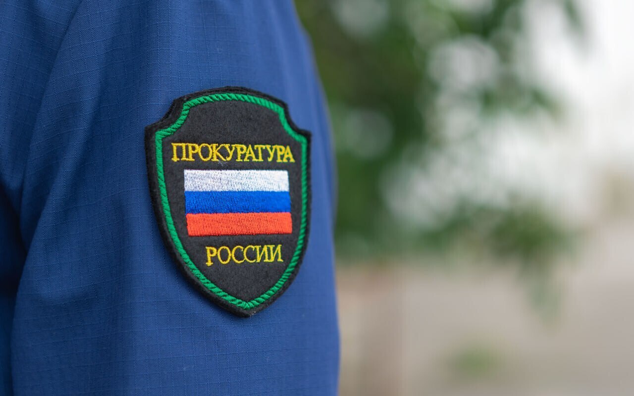 Не сдержался. Житель Анновки получил 240 часов работ за пьяную езду на тракторе «Установлено, что ранее мужчина был привлечен судом к административной ответственности. Не сделав должных выводов, 28 сентября 2024 года в утреннее время подсудимый, осознавая, что не имеет права на управление транспортными средствами, вновь в состоянии алкогольного опьянения сел за руль не принадлежащего ему трактора марки „Беларус МТ3-892“ и стал осуществлять на нем движение по населенному пункту, тем самым создавая угрозу безопасности дорожного движения», — сообщила прокуратура Запорожской области. Мужчина, ранее лишенный водительских прав и оштрафованный за отказ от медосвидетельствования, вновь сел за руль трактора в состоянии алкогольного опьянения. Он отказался пройти освидетельствование и был задержан инспектором ДПС. Суд назначил подсудимому 240 часов обязательных работ и лишил его права управлять транспортными средствами на 1 год 6 месяцев. Фото: Прокуратура РФ , VK и ОК и читайте новости на нашем сайте