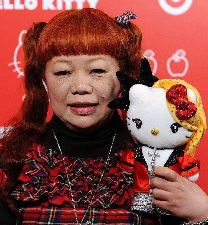 Создательница Hello Kitty уходит в отставку спустя 40 лет Юко Ямагучи передала эстафету новому поколению дизайнеров уточнила японская компания Sanrio владеющая этим персонажем японской поп культуры пишет AFP ВПШ
