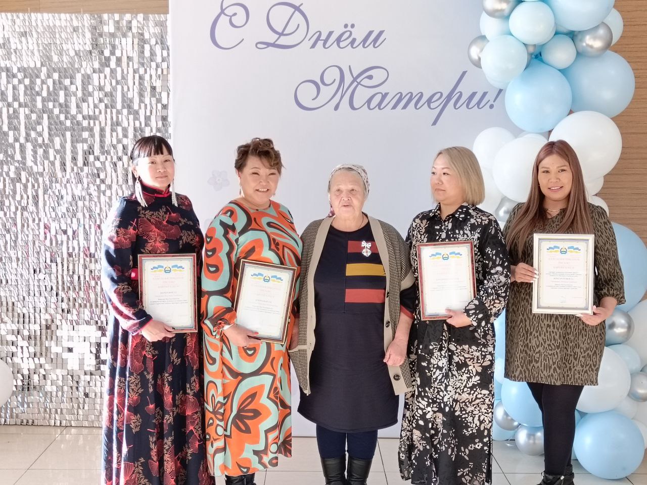 В преддверии Дня матери наградят более 50 жительниц Бурятии В честь праздника будут чествовать 58 жительниц региона Им вручат медали За верность родительскому долгу благодарственные письма главы республики Патриарший знак Материнства вручат 6 женщинам благодарственные письма Минсоцзащиты РБ и др Торжественное мероприятие состоится 27 ноября 6 Бурятия Подробности в Номер один Сообщить нам свою новость можно по кнопке Письмо в редакцию