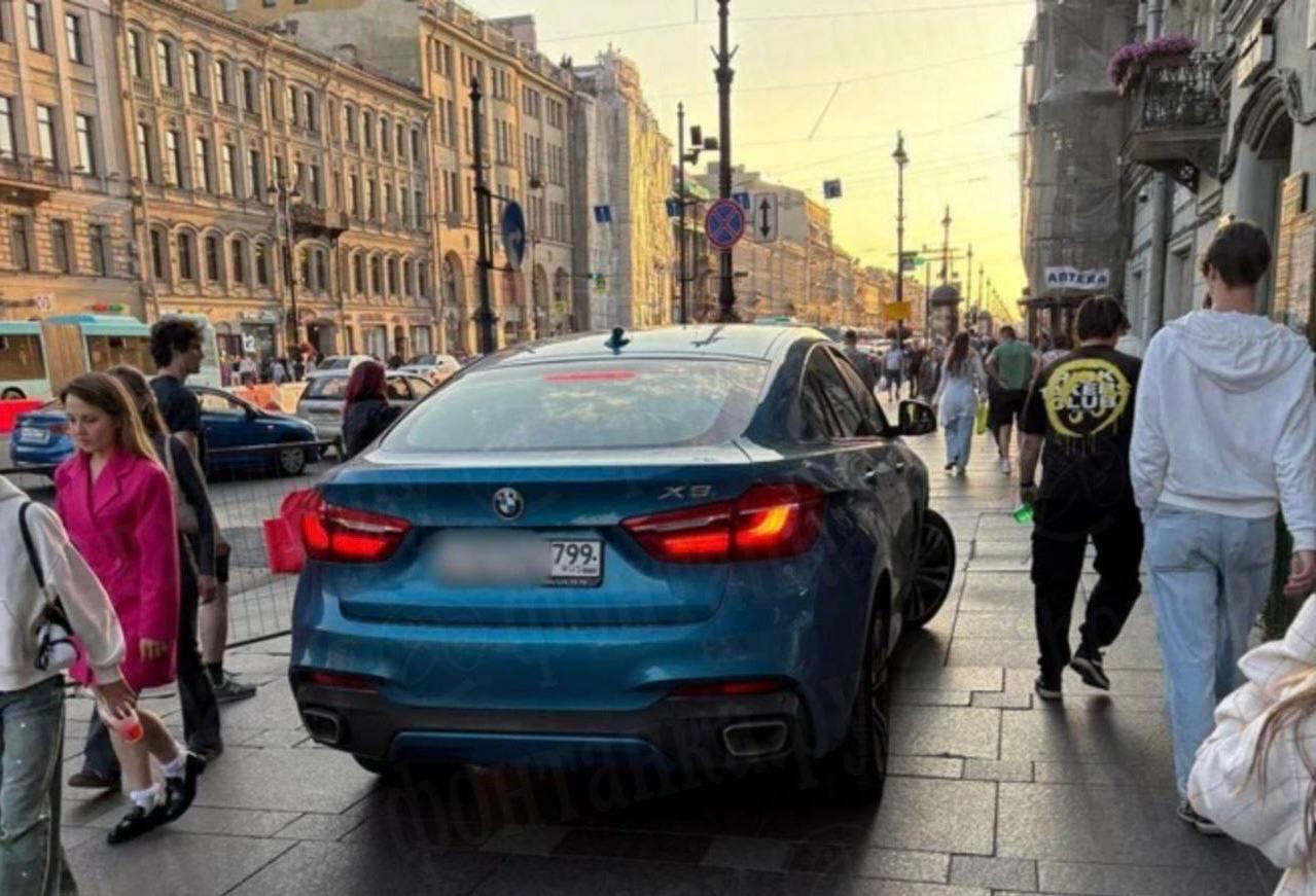 BMW с московскими номерами проехала по тротуару на Невском проспекте  Свидетели рассказали, что за рулём находилась молодая девушка, а рядом пассажир снимал «кружочек» в Telegram, показывая, как прохожие обходят автомобиль     True Питер