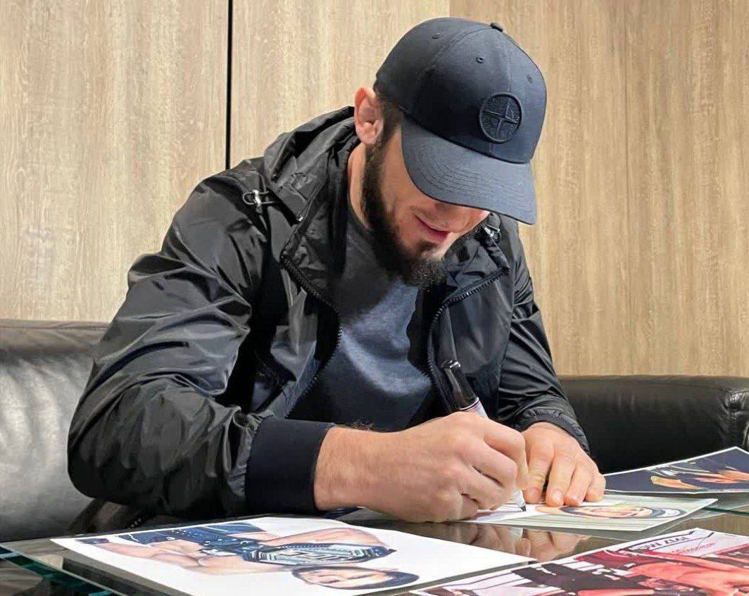 Перчатки подписанные Исламом Махачевым и Хабибом Нурмагомедовым проданы за 2 5 млн рублей Вырученные средства будут направлены на благотворительность