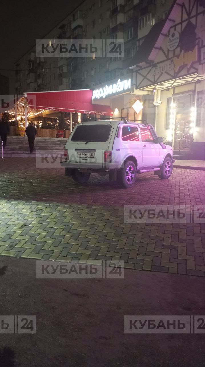 Неизвестный с ножом ходил по заведениям на Тургенева в Краснодаре.   По словам посетителей пиццерии, мужчина на машине заехал на тротуар, после вошел в заведение с ножом и кого-то искал.   Неадеквата остановили и передали полицейским. Они выяснили, что это 45-летний ранее судимый за хулиганство местный житель. В отношении него завели административное дело, которое передали в суд.   Кубань 24