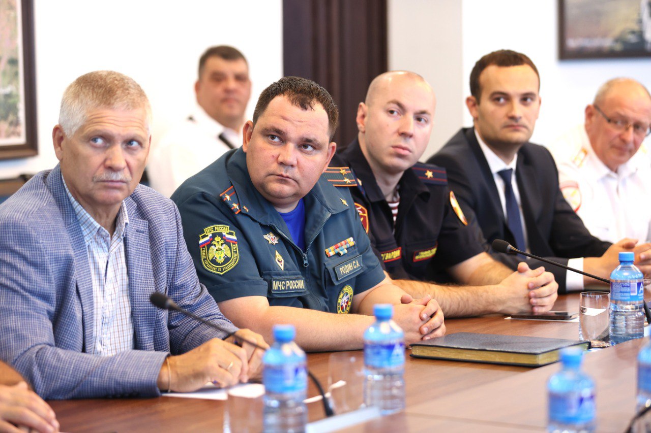 На краевом совещании обсудили вопросы безопасности Губернатор региона Вениамин Кондратьев и начальник УФСБ РФ по краю Леонид Михайлюк провели совместное заседание антитеррористической комиссии и оперштаба Краснодарского края. В работе в анапской студии участвовали первый вице-мэр Светлана Балаева, руководители силовых и надзорных структур. Вениамин Кондратьев отметил, что в настоящее время удается сохранять обстановку в крае стабильной и контролируемой, но расслабляться нельзя: «Летом к нам едут гости со всей страны. И мы обязаны обеспечить их безопасность. Все силы и средства должны быть готовы среагировать на возможные чрезвычайные ситуации. Важно быть готовыми к любому сценарию и всем вместе работать на предупреждение». Также Губернатор поручил на местах проверить системы оповещения и связи, призвал жителей края проявлять гражданскую позицию и сообщать о любых подозрительных ситуациях.