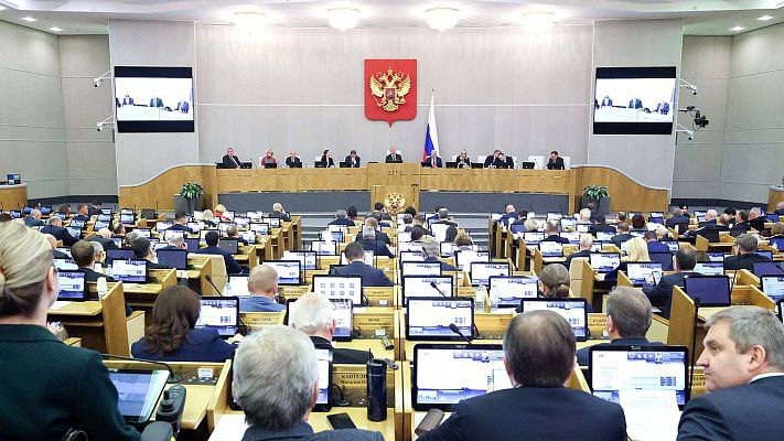 Вячеслав Володин С годами роль и ответственность российского парламента выросли В Государственной Думе завершилась девятая сессия VIII созыва Об итогах сессии на заключительном пленарном заседании рассказал Председатель ГД Вячеслав Володин Также выступили руководители фракций Председатель ГД сообщил что депутатами Государственной Думы за 2025 год принято 588 федеральных законов Причем из них прямого действия 71 Это самый высокий показатель за прошедшее время подчеркнул Председатель ГД добавив что хотелось бы чтобы этот показатель был еще выше Из принятых в этом году законов на развитие экономики направлено 118 социальной сферы 82 По вопросам обороны и безопасности принято 55 законов государственного строительства 162 По бюджетной налоговой и финансовой политике 91 закон заявил Володин При этом он особо подчеркнул что главный показатель это качество целеполагание принимаемых решений а не количественные показатели Председатель ГД напомнил что в своей работе депутаты сосредоточились на таких ключевых целях как поддержка семей с детьми достижение целей национального развития решение конкретных проблем людей поддержка участников специальной военной операции и их семей Это было и остается основным приоритетом нашей работы заявил он В 2025 году принято 30 законов направленных на обеспечение СВО помощь солдатам и офицерам их родным и близким Всего с 2022 года принято 154 закона в этой сфере сообщил в своем выступлении Володин Сформирована система Мы ее совершенствуем исходя из вызовов новых задач добавил он При поддержке всех фракций принято 70 2 всех законов Это высокий показатель это уровень нашей консолидации также рассказал Председатель ГД За этот год всего в Государственную Думу по его словам внесено 1303 законопроекта Из них депутатами Государственной Думы 551 депутатами совместно с членами Совета Федерации еще 277 непосредственно членами Совета Федерации 40 Правительством 264 региональными законодательными органами 143 привел он данные Володин напомнил что в следующем году исполнится 120 лет с начала работы первой Государственной Думы Российской Империи Это возможность для нас проанализировать историю развития российского парламента причем как в период царской России так и советского периода современной России и с учетом выводов стараться сделать все чтобы повысить эффективность работы Государственной Думы Одно можно сказать с годами со временем роль и ответственность парламента повышались подчеркнул Володин По его словам фракции выступают консолидированно в вопросах защиты интересов страны и граждан Это пожалуй самое главное достижение парламентаризма Выросла и политическая культура Меньше зрелищ больше дела добавил Председатель ГД ergosdumaofficial