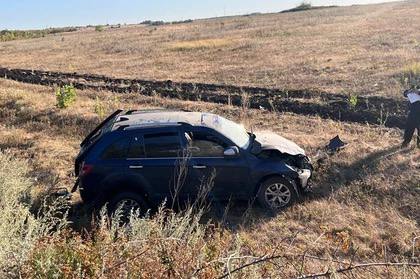 Двое погибли и 16 человек пострадали в автоавариях в ЛНР в минувшие выходные   ‍  14 автоаварий произошло на дорогах ЛНР в минувшие выходные, 7 и 8 сентября, в которых 16 человек пострадали и двое погибли. Об этом сообщили в ГАИ республики.    Отмечается, что в одном из ДТП также получил травмы 16-летний водитель мотоцикла.  7 сентября примерно в 16:50 на трассе «Георгиевка — Ровеньки — Свердловск» 51-летний водитель автомобиля Lifan x60 на скорости выехал на обочину и опрокинул машину. От полученных травм мужчина погиб на месте.