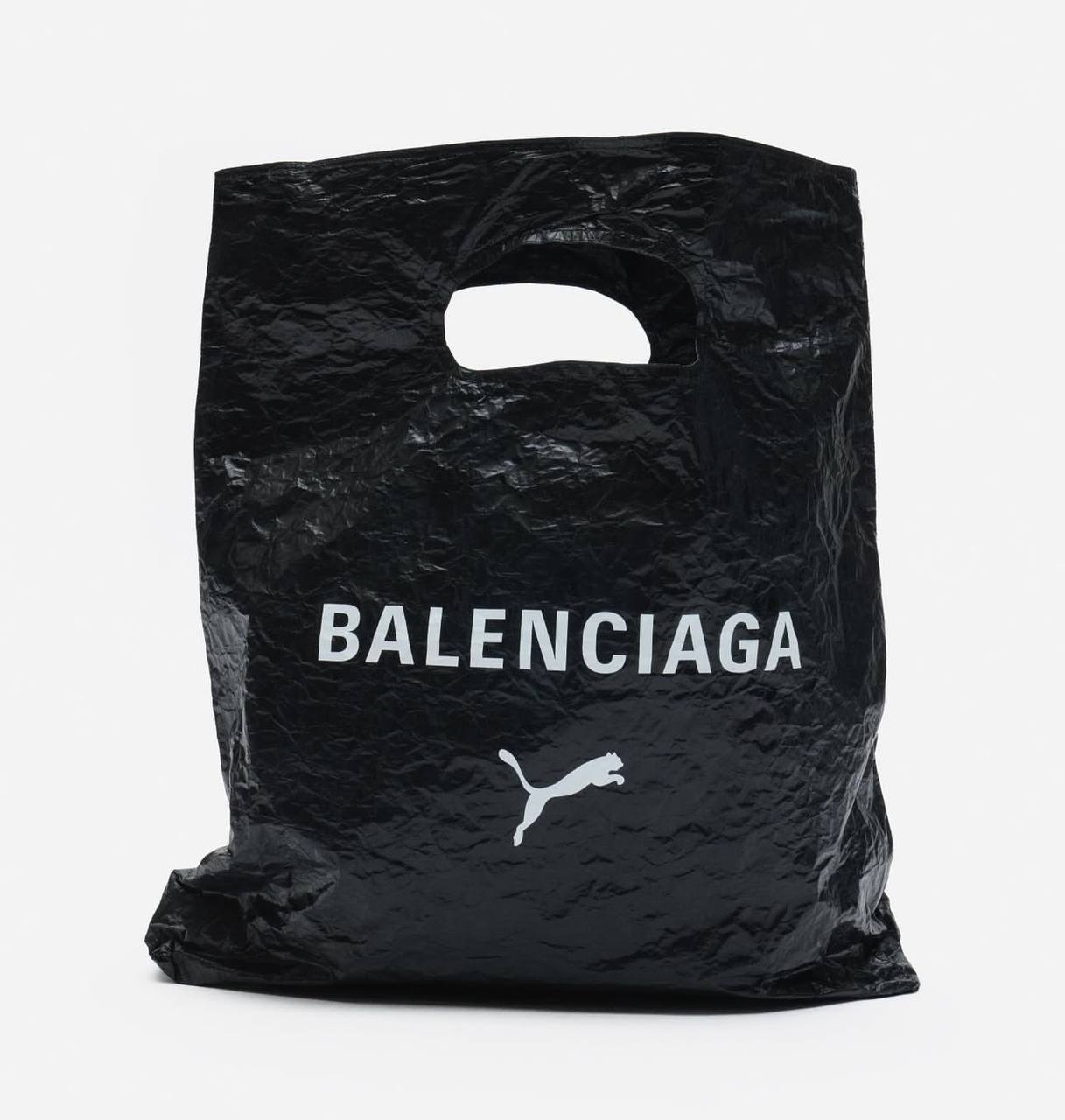 Balenciaga выпустила сумку в виде… МЯТОГО пакета.   Это часть коллаборации с Puma — в нее также войдут ободранные замшевые кеды. Уникальные вещи показали вместе с зимней коллекцией Balenciaga.   Цены пока неизвестны, но будет точно очень дорого..