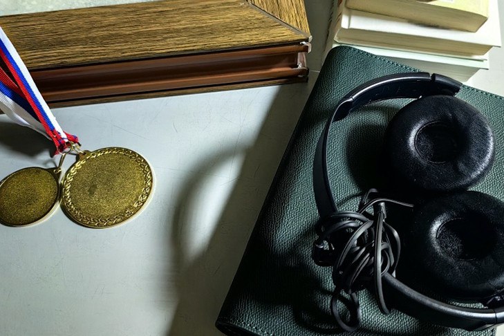 Работники РЖД назвали самые необычные забытые новосибирцами вещи в январе 2026 Вещи были оставлены новосибирцами в поездах дальнего следования и на вокзалах региона Вернуть их владельцам получилось благодаря сервису поиска забытых вещей Чаще всего забывали мобильные устройства и аксессуары к ним документы очки украшения Среди необычных находок переданных на вокзал Новосибирск Главный оказались медаль картина по дереву и зубные протезы сообщает пресс служба ЗСЖД Новосибирск Оставленные предметы передаются на склад вокзального комплекса Срок их хранения составляет от 6 месяцев до 3 лет и зависит от места где вещь была оставлена в поезде камере хранения или в здании вокзала Примечательно что в прошлом году пассажирам вернули 435 забытых вещей Подписаться на наш канал в MAX