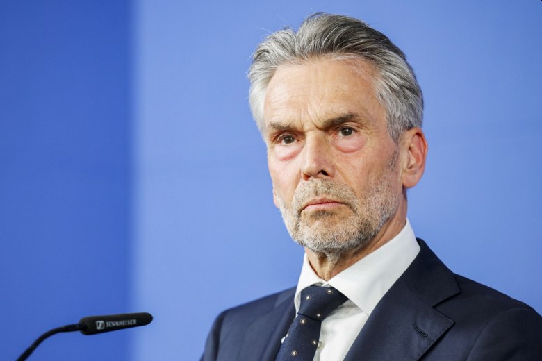 Премьер министр Нидерландов Дик Схоф неожиданно исчез из зала заседаний сорвав свое выступление на саммите G20 в Йоханнесбурге Возникшую неловкую паузу пришлось устранять нидерландскому министру финансов сообщает РИА Новости Председательствующий президент ЮАР Сирил Рамафоса объявил выступление Схофа однако оказалось что его нет в зале В ситуацию вмешался глава нидерландского Минфина Элко Хайнен Спасибо господин председатель но от лица Нидерландов будет говорить министр финансов сказал он и сел в кресло пропавшего премьера При этом министр не пояснил почему Схоф внезапно покинул зал заседаний Саммит лидеров стран G20 проходит 22 23 ноября в Йоханнесбурге Все сессии и двусторонние встречи проходят в закрытом формате без доступа журналистов На саммите G20 призвали расширить Совбез ООН Ранее президент Франции заявил что клуб G20 теряет смысл поскольку не способен бороться с кризисами в сфере экономики и безопасности